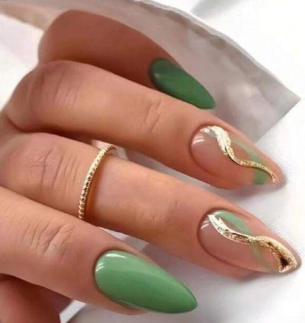 Faux ongles avec nail art ruban vert et doré