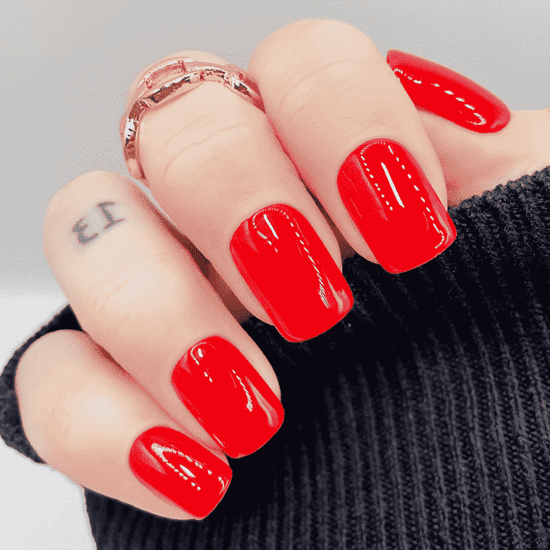 faux ongles rouge sang